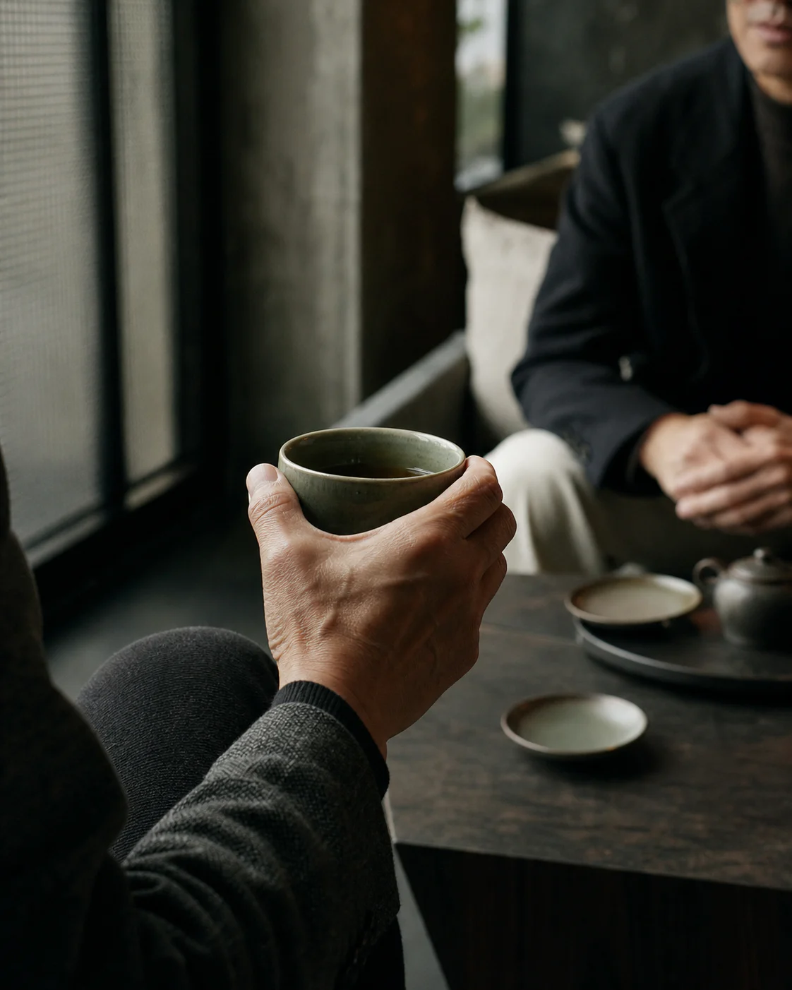 酒店会客场景中的原创茶杯画面，代表当代茶局方向